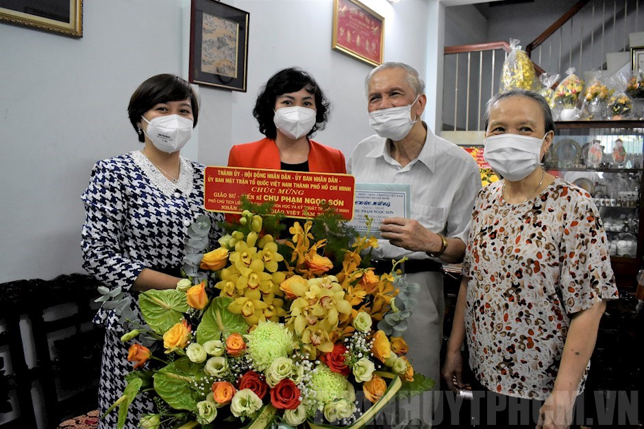 Lãnh đạo TP Hồ Chí Minh đến thăm và chúc mừng các nhà giáo tiêu biểu