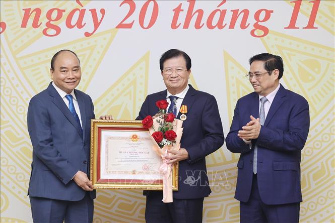 Trao quyết định nghỉ hưu cho 10 đồng chí Ủy viên Trung ương Đảng khóa XII khối Chính phủ