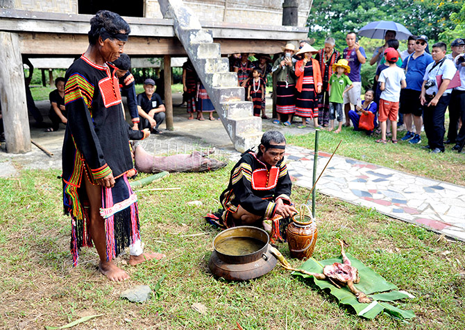 Tục lên nhà Rông mới của đồng bào Jrai