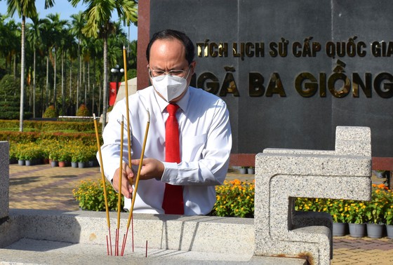 Lãnh đạo TP Hồ Chí Minh dâng hương tại Khu tưởng niệm Ngã Ba Giồng