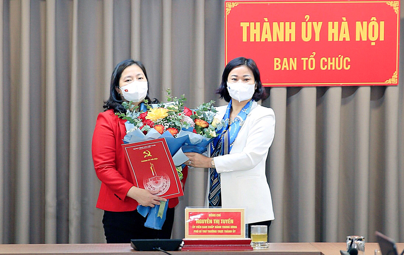 Ban Thường vụ Thành ủy Hà Nội trao quyết định về công tác cán bộ