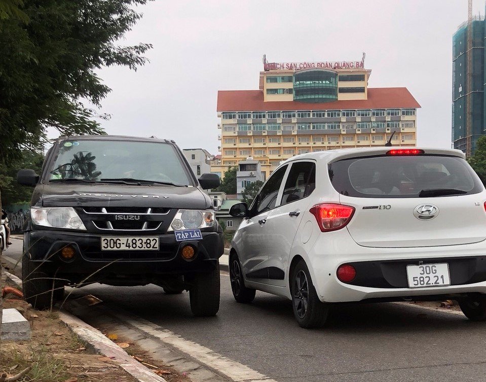 Đường ven Hồ Tây liên tục tắc, vì sao