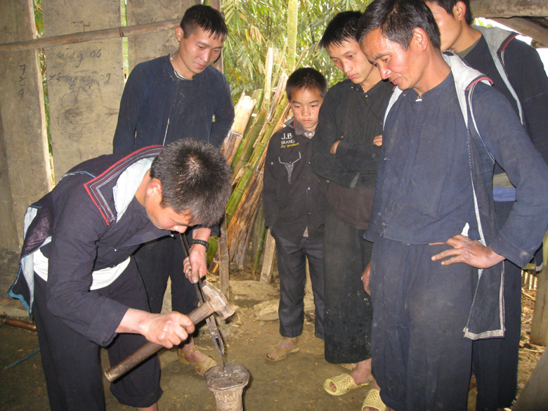 Người Mông ở Sa Pa lưu giữ và bảo tồn nghề chạm khắc bạc