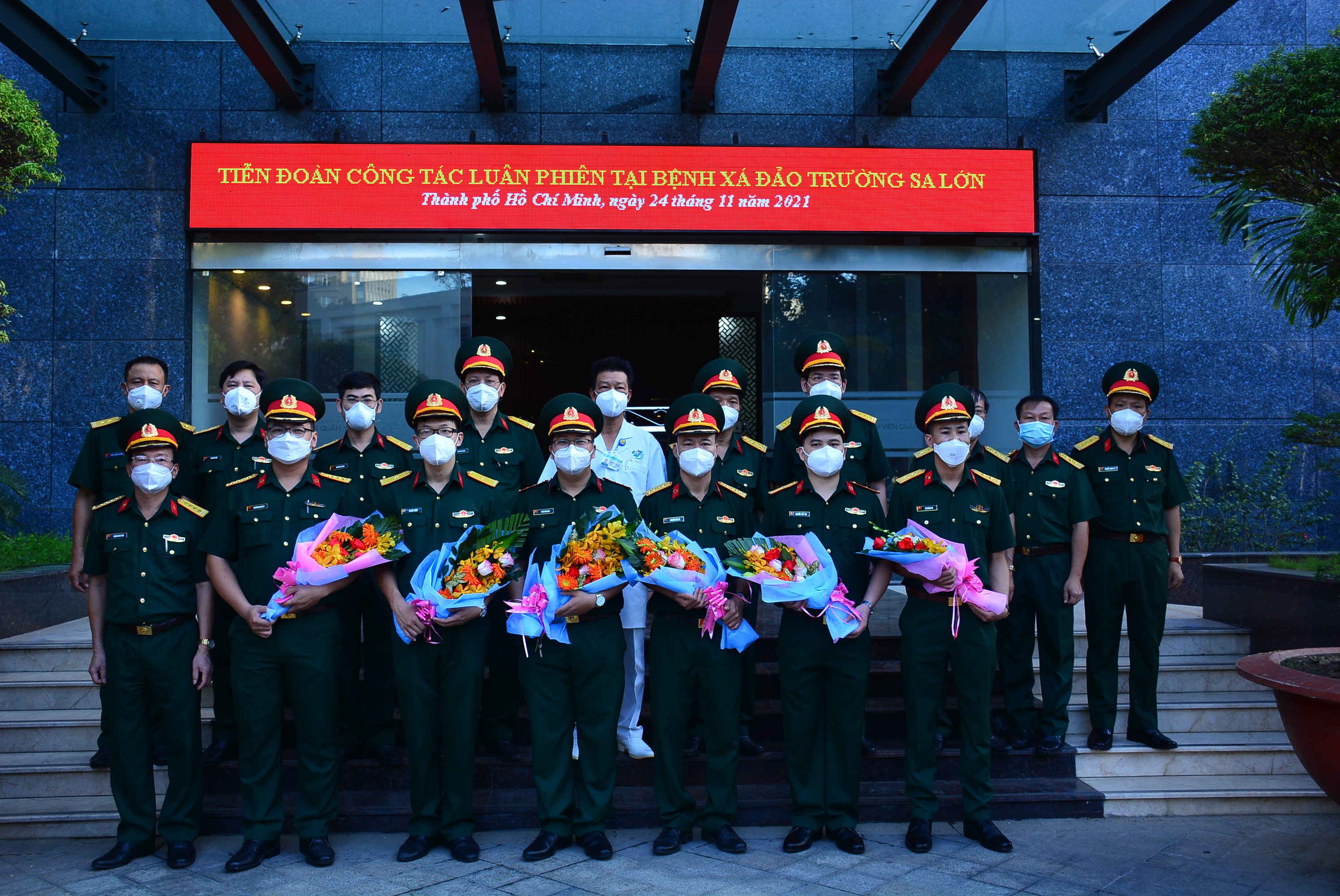 Đoàn y, bác sĩ Bệnh viện Quân y 175 lên đường thực hiện nhiệm vụ tại huyện đảo Trường Sa