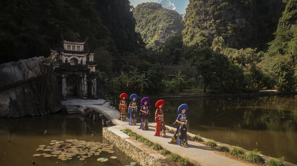 Non nước Ninh Bình qua tà áo dài Việt Nam