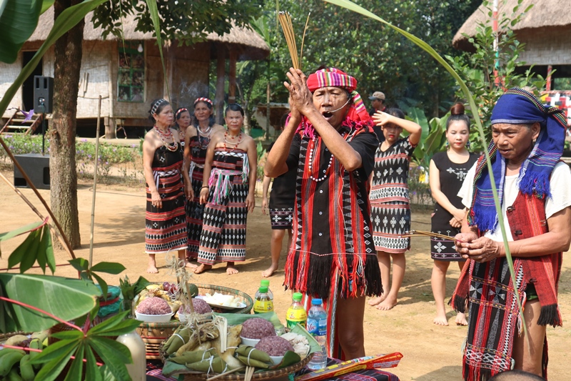 Văn hóa truyền thống của người Cơ- Tu