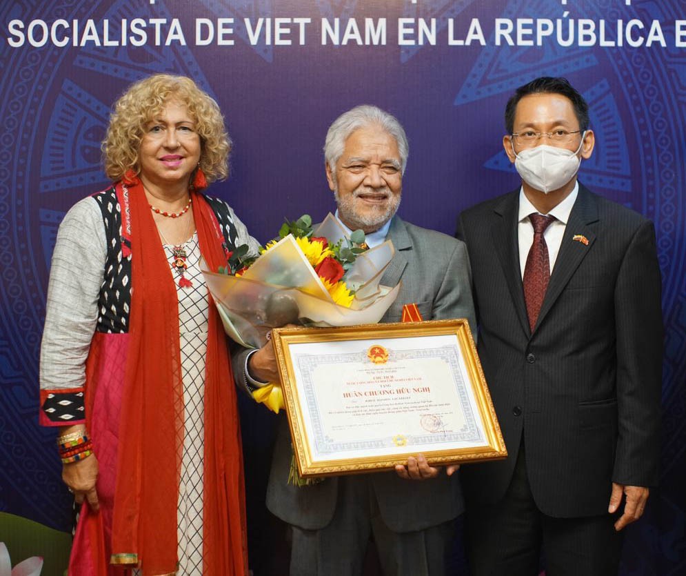Trao Huân chương Hữu nghị tặng nguyên Đại sứ Venezuela tại Việt Nam