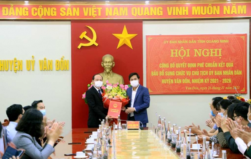 Quảng Ninh Trao quyết định phê chuẩn chức danh Chủ tịch UBND huyện Vân Đồn