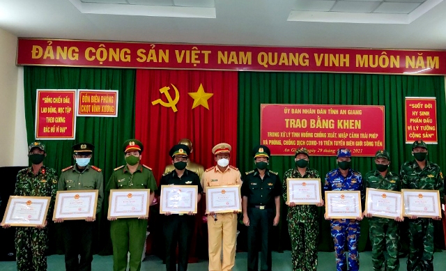 Khen thưởng 27 tập thể, cá nhân xuất sắc trong chống xuất, nhập cảnh trái phép