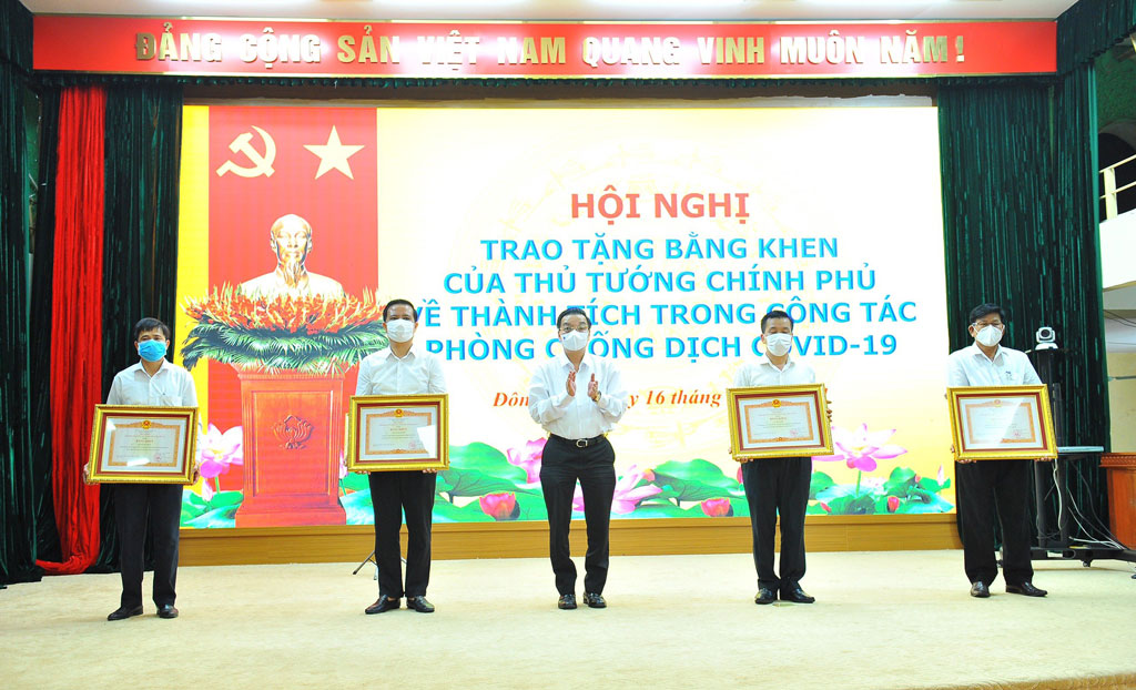 Hà Nội đã khen thưởng hơn 1590 tập thể, cá nhân trong công tác phòng chống dịch