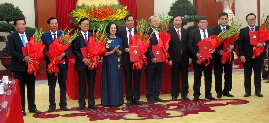 Trao quyết định nghỉ chế độ cho các Ủy viên Trung ương Đảng không tái cử khóa XIII