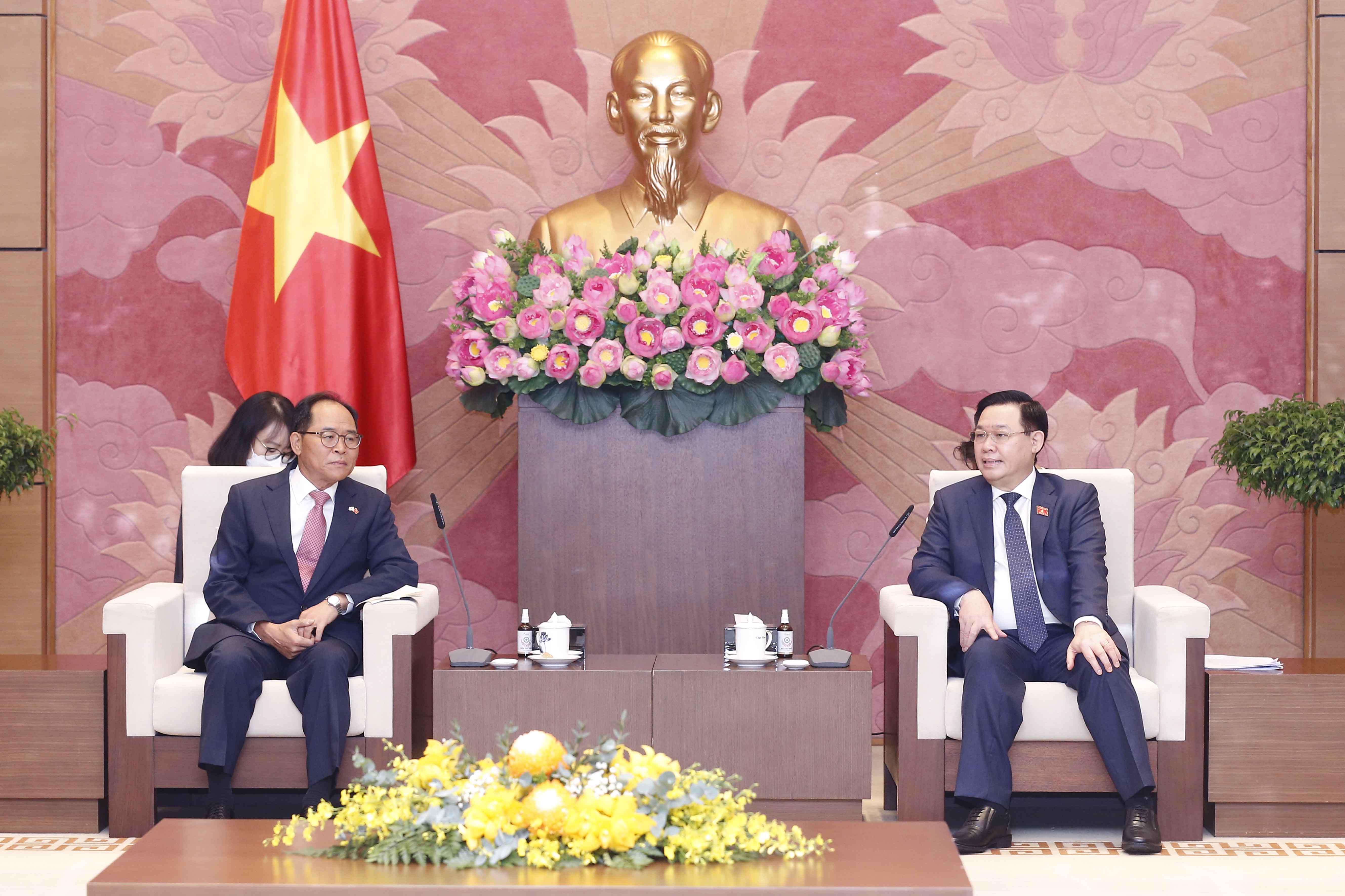 Chủ tịch Quốc hội Vương Đình Huệ tiếp Đại sứ Hàn Quốc và Đại sứ Ấn Độ