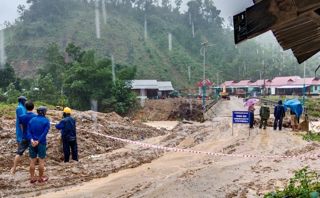 Quảng Nam sơ tán 5 000 hộ dân do mưa lớn gây sạt lở