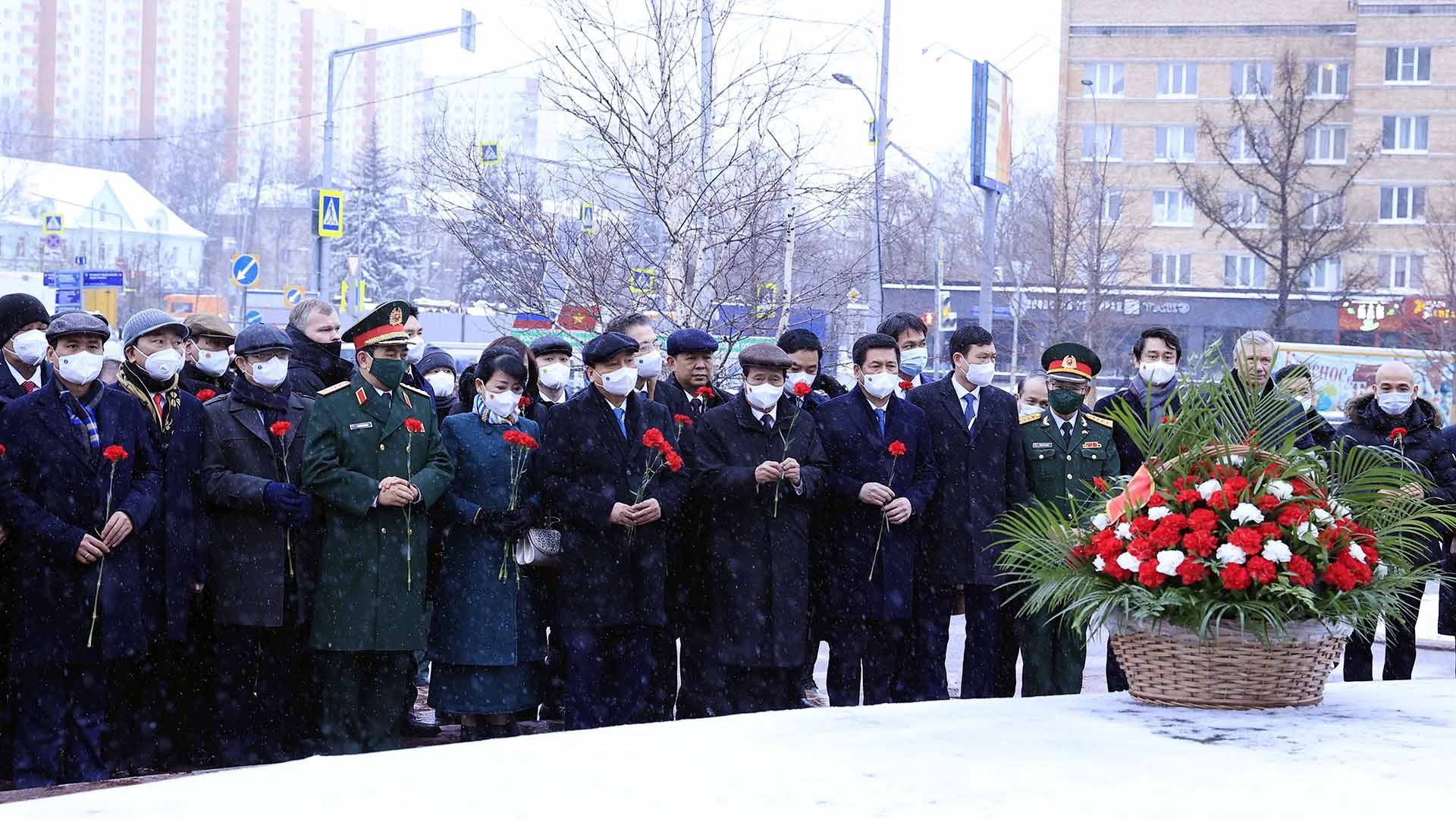 Chủ tịch nước dâng hoa tại Tượng đài Bác Hồ ở Moscow
