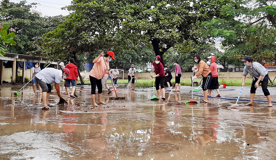 Vẫn còn hàng trăm nhà bị ngập do ảnh hưởng của mưa lũ