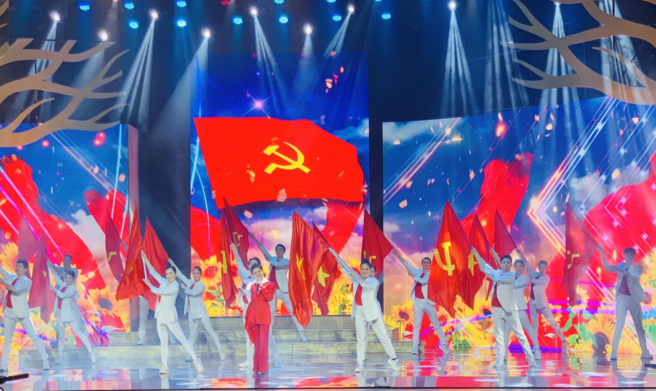 “Hồ Chí Minh - Hành trình khát vọng 2021” Lan tỏa những tấm gương học và làm theo Bác