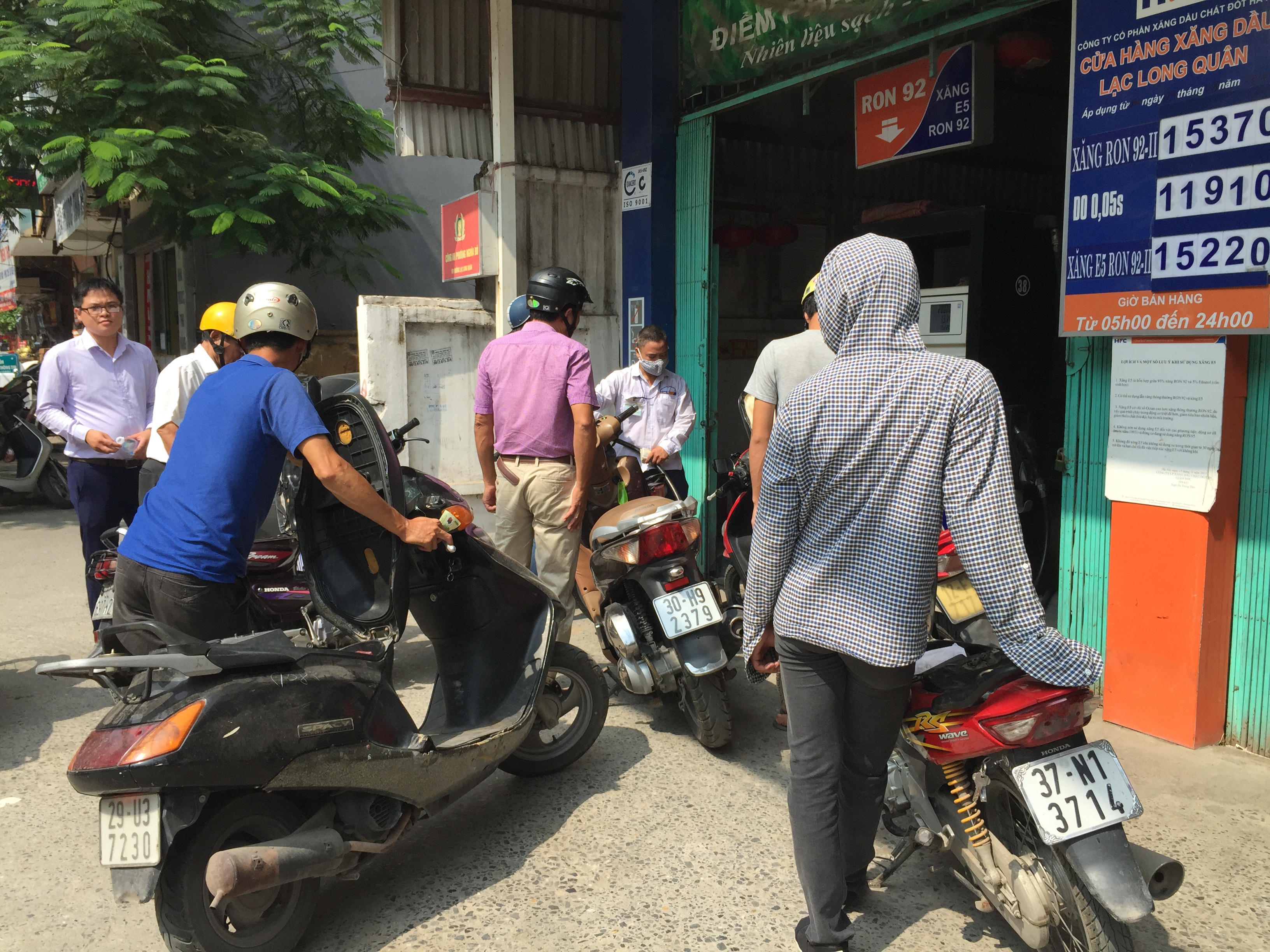 Giá xăng RON95-III giảm 1 101 đồng lít