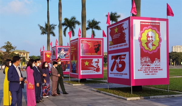 “Hồ Chí Minh- Người là ánh sáng soi đường”