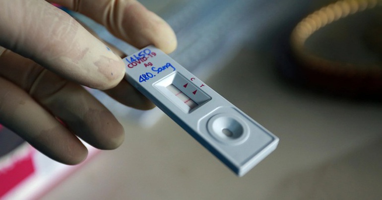 Sau test nhanh dương tính tại nhà, người dân không tự ý vào viện