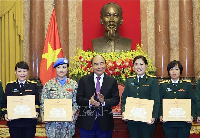 Chủ tịch nước Nguyễn Xuân Phúc tiếp đại biểu Phụ nữ Quân đội