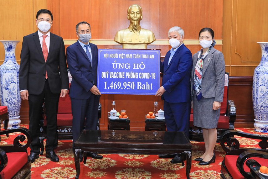 Chủ tịch MTTQ Việt Nam tiếp nhận ủng hộ phòng, chống COVID-19 từ kiều bào