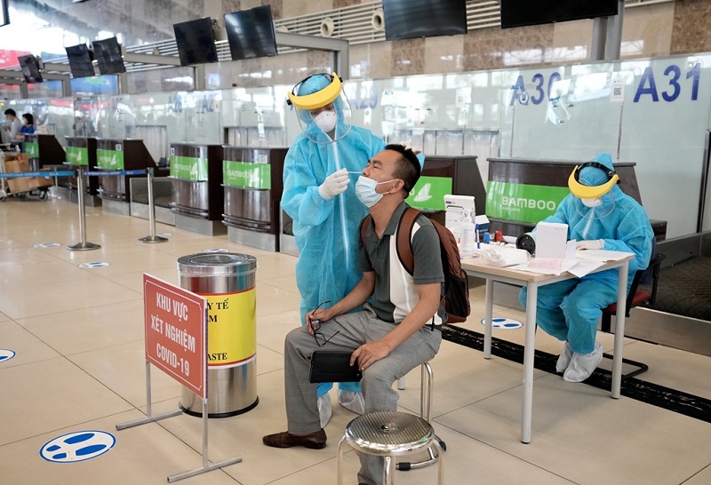 Dừng test nhanh SARS-CoV-2 cho hành khách tại sân bay Nội Bài