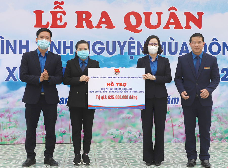 Hỗ trợ hơn 2,4 tỷ đồng cho gia đình chính sách và học sinh khó khăn tỉnh Hà Giang