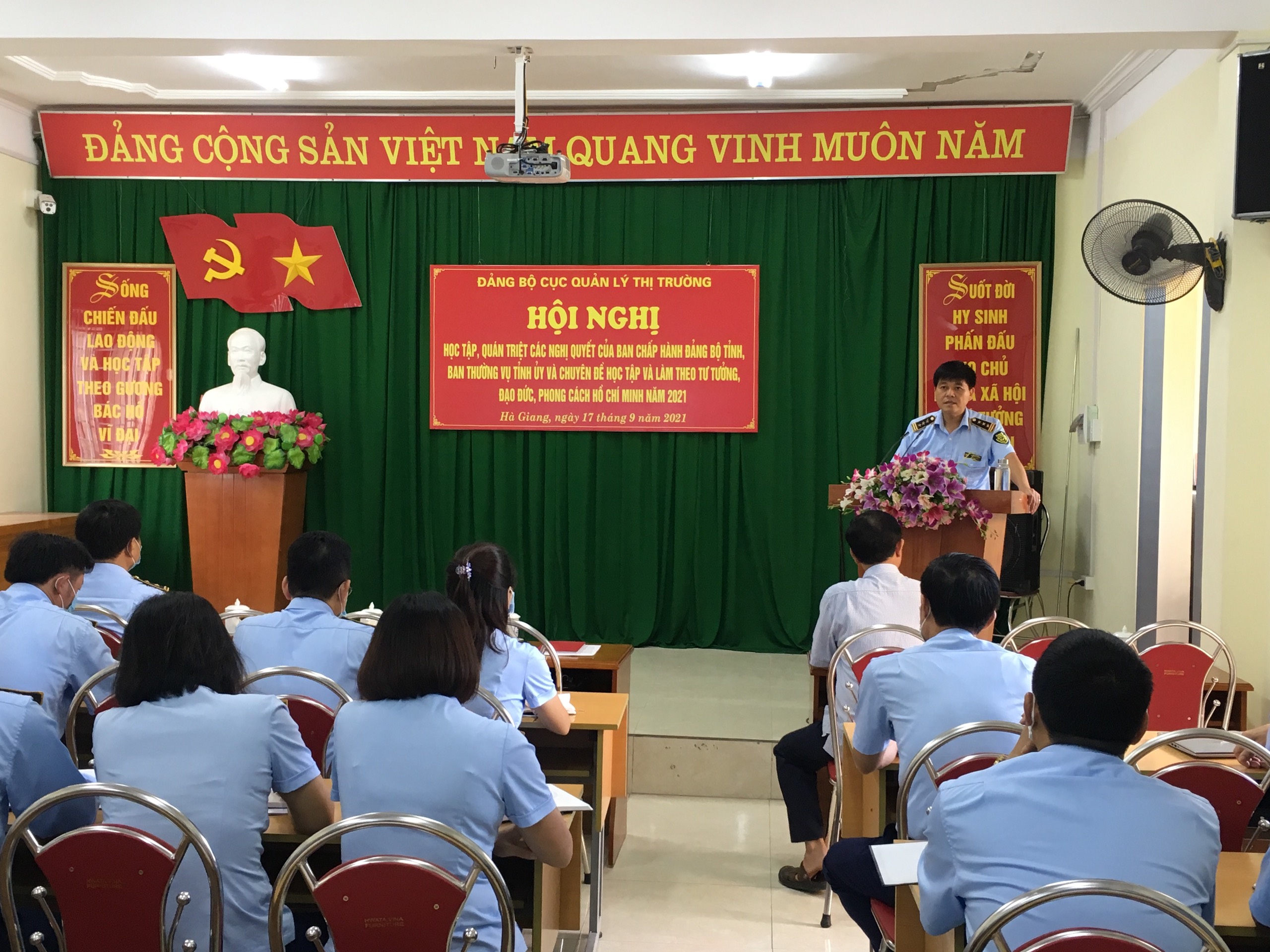 Đảng ủy Cục QLTT tỉnh Hà Giang đẩy mạnh học tập các nghị quyết chuyên đề