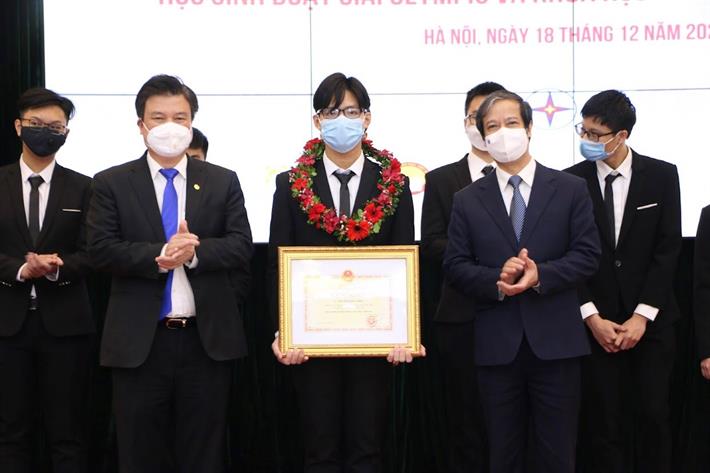 Tuyên dương học sinh đoạt giải Olympic và Khoa học kỹ thuật quốc tế năm 2021