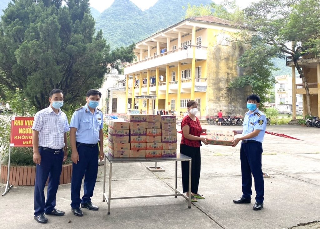 Cục QLTT tỉnh Hà Giang Tích cực tham gia phòng chống dịch bệnh COVID-19