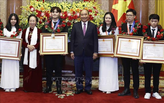 Chủ tịch nước trao Huân chương Lao động tặng học sinh đoạt giải Olympic và Khoa học kỹ thuật quốc tế