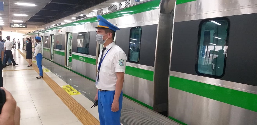 Kiến nghị lắp chắn ke ga tàu đường sắt đô thị Hà Nội
