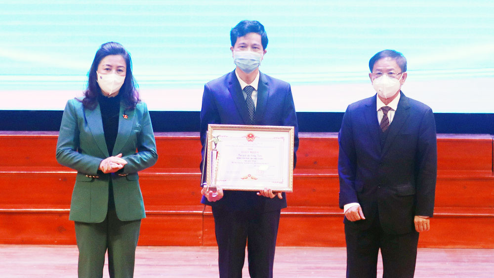 Bắc Giang Tôn vinh 27 trí thức tiêu biểu và tài năng sáng tạo năm 2021
