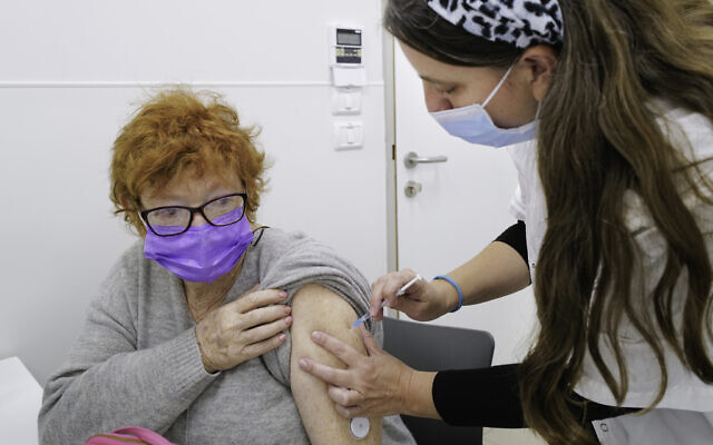 Quốc gia đầu tiên trên thế giới khuyến nghị tiêm mũi thứ 4 vaccine COVID-19