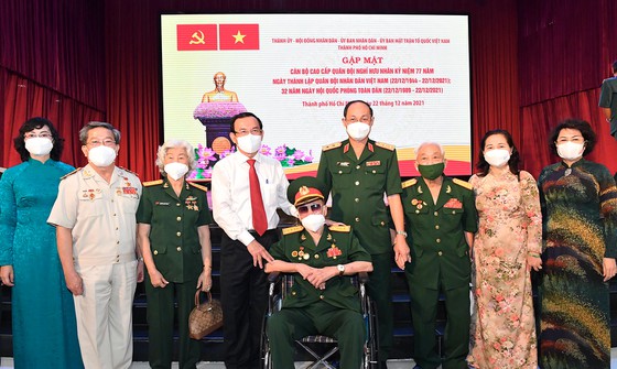 Hình ảnh chiến sĩ áo xanh luôn có mặt ở những nơi tuyến đầu nóng bỏng