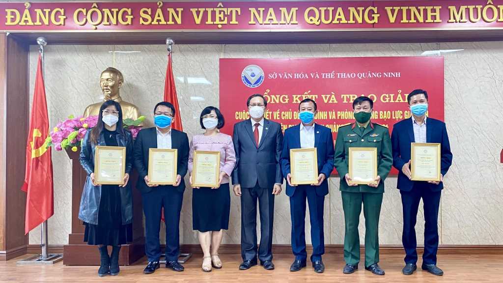 Trao giải Cuộc thi viết “Gia đình và phòng chống bạo lực gia đình”