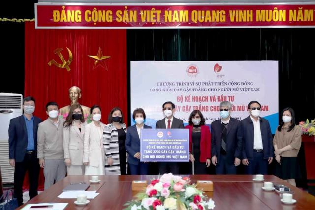 Trao tặng 3 200 cây gậy trắng đến Hội Người mù Việt Nam