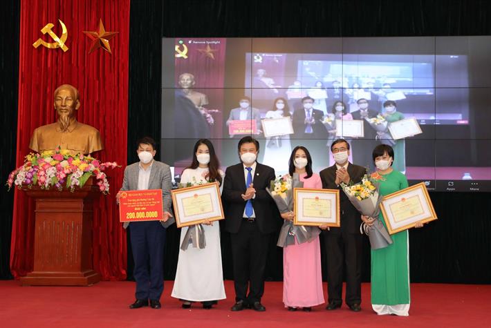 Trao giải cuộc thi biên soạn tài liệu dạy và học tiếng Việt cho kiều bào