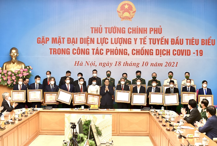 Thủ tướng tặng Bằng khen cho 42 tập thể, cá nhân xuất sắc trong phòng, chống dịch