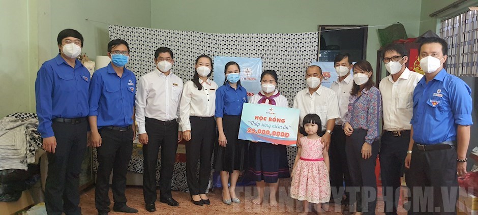 Đoàn Thanh niên EVNHCMC tiếp ước mơ cho 29 em vượt khó học giỏi