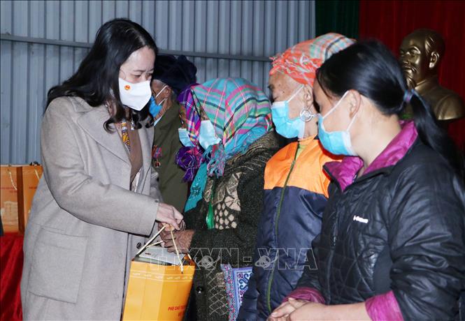 Phó Chủ tịch nước thăm và tặng quà tại Lai Châu