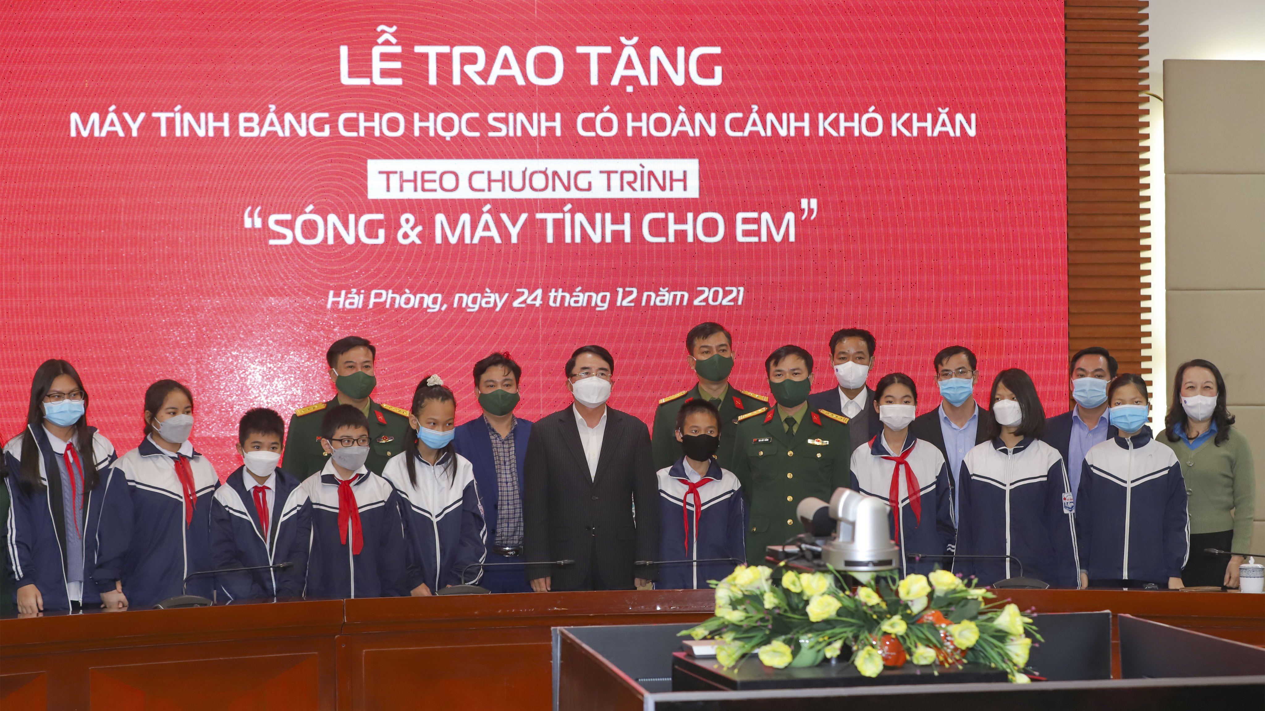 Trao tặng 37 000 máy tính bảng cho học sinh khó khăn