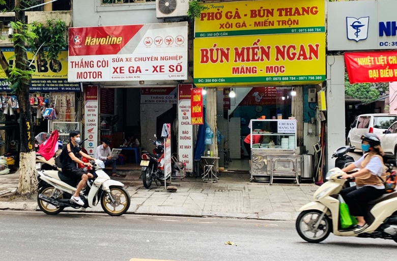 Một số quận Hà Nội dừng bán hàng ăn tại chỗ, chỉ bán mang về
