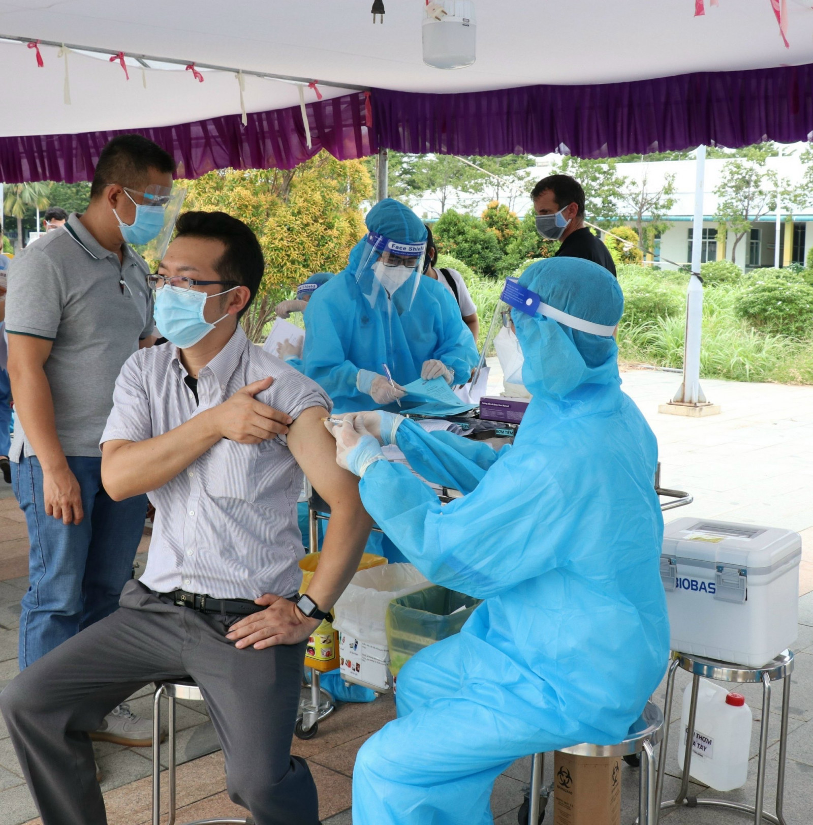 Bình Dương Tiêm vắc xin mũi 3 ngừa COVID-19 cho chuyên gia, người nước ngoài