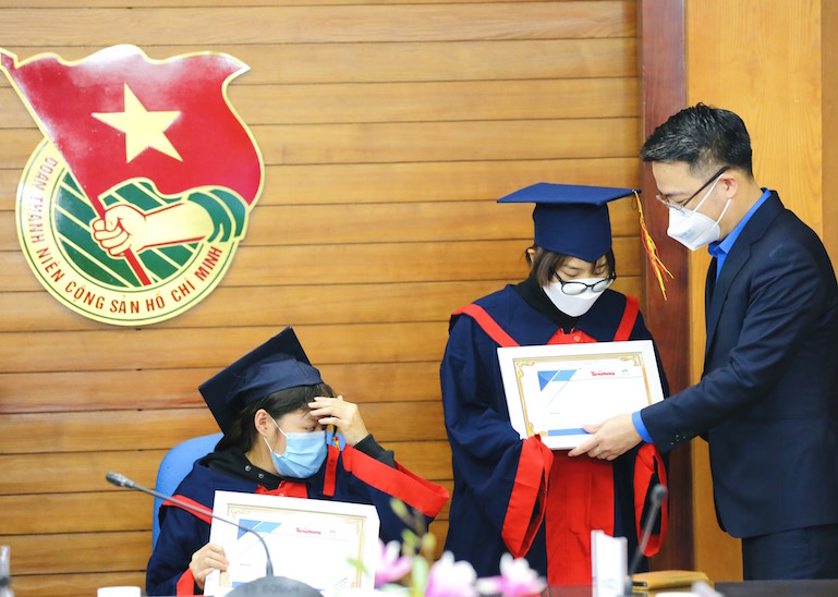 Trao học bổng “Nâng bước thủ khoa 2021” cho 130 sinh viên