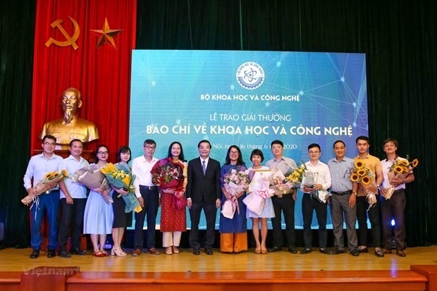 Giải báo chí KH CN Kết nối tình yêu khoa học giữa các nhà nghiên cứu với thế hệ trẻ