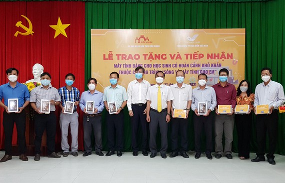 Trao tặng 10 000 máy tính bảng cho học sinh tỉnh Kiên Giang