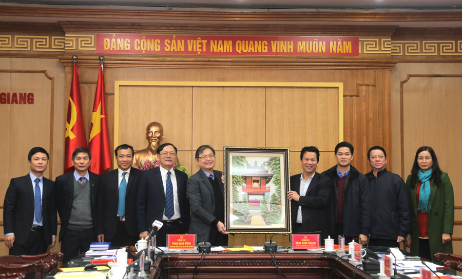 Tiếp tục hoàn thiện chính sách bồi dưỡng, thu hút, tôn vinh đội ngũ trí thức