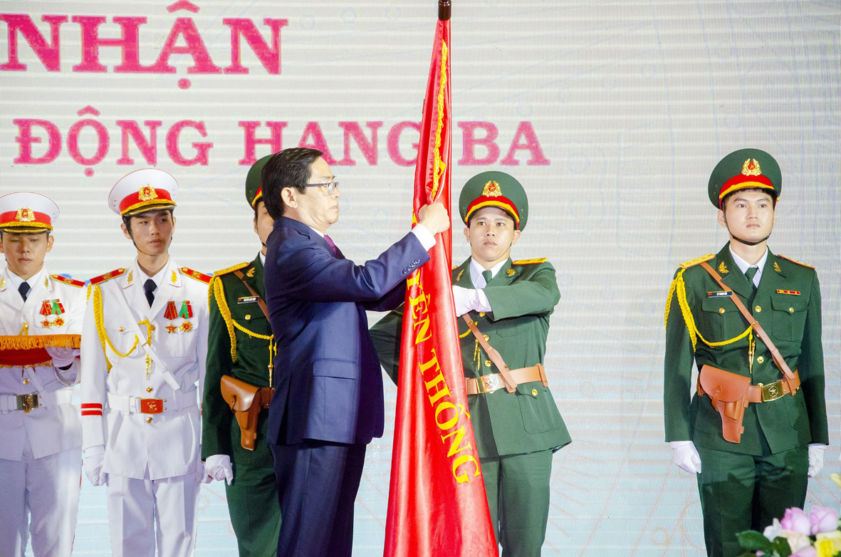 Thành phố Vũng Tàu vinh dự đón nhận Huân chương Lao động hạng Ba