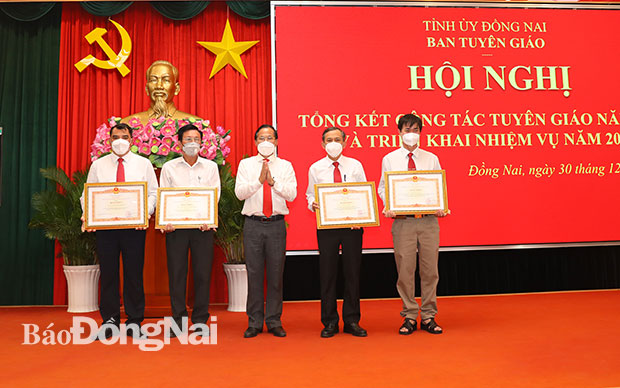 Đưa Nghị quyết Đại hội Đảng vào cuộc sống bằng nhiều hình thức